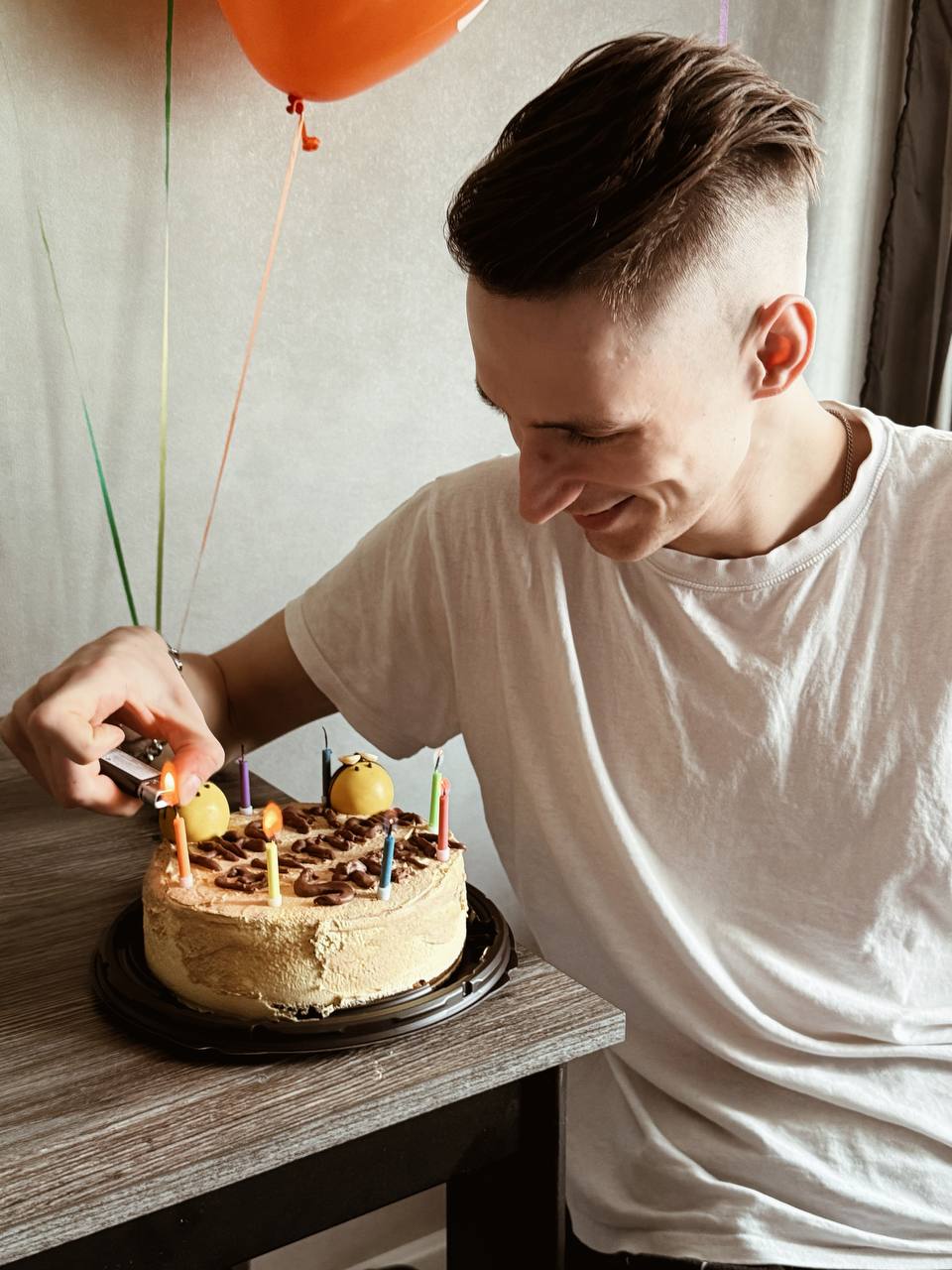 Сегодня особенный день.
Мне – 29.
Моему бренду – 2 года.
Я в профессии уже 11 лет.
Это не просто цифры. Это путь, который начался задолго до первых заказов, клиентов и больших проектов | Сетка — социальная сеть от hh.ru