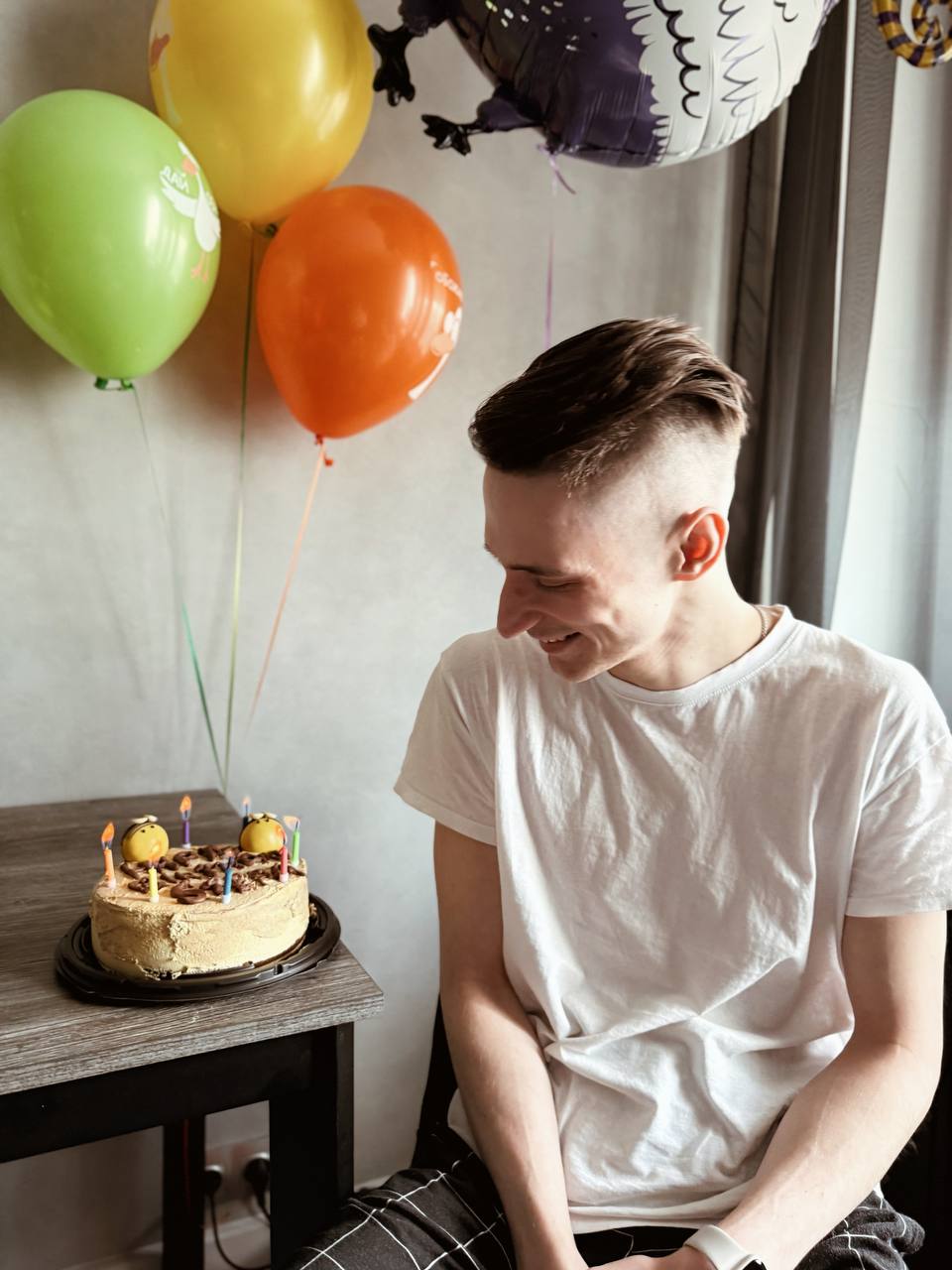 Сегодня особенный день.
Мне – 29.
Моему бренду – 2 года.
Я в профессии уже 11 лет.
Это не просто цифры. Это путь, который начался задолго до первых заказов, клиентов и больших проектов | Сетка — социальная сеть от hh.ru