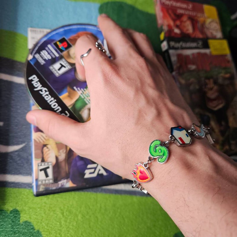 Оп, браслет по Sims выпустили Unjust jewelry, на нем есть все узнаваемые иконки из игры, например, значок заработка, хороших отношений и даже зеленый пламбоб | Сетка — социальная сеть от hh.ru