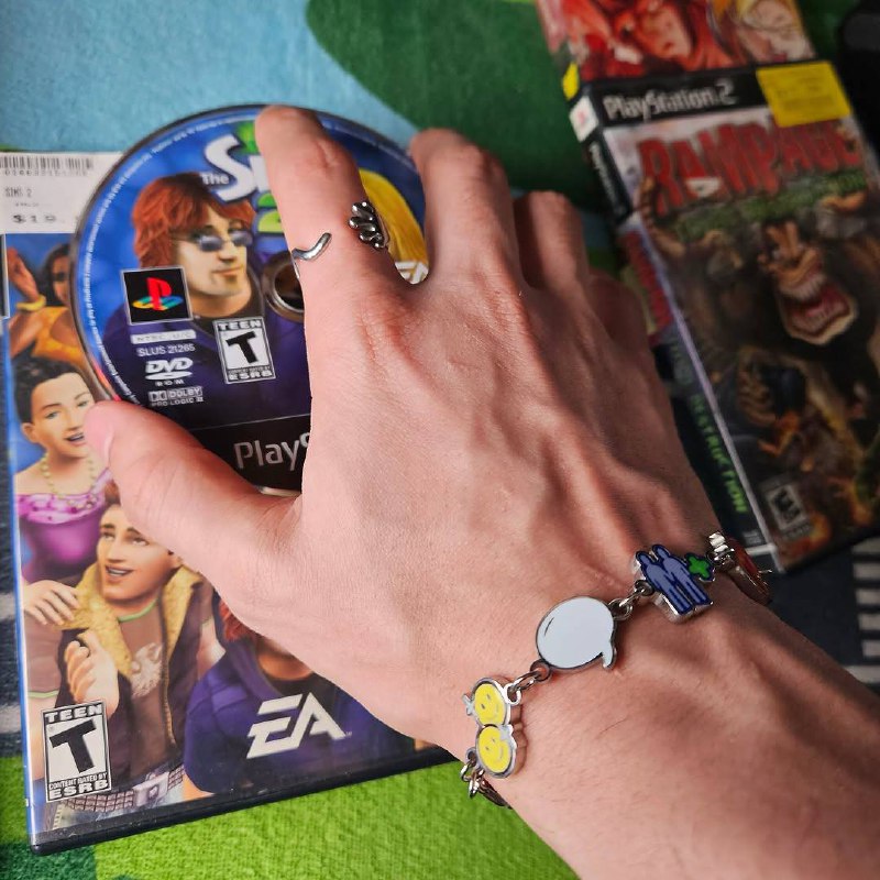 Оп, браслет по Sims выпустили Unjust jewelry, на нем есть все узнаваемые иконки из игры, например, значок заработка, хороших отношений и даже зеленый пламбоб | Сетка — социальная сеть от hh.ru