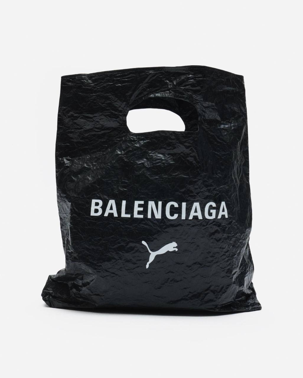Лол, Balenciaga вместе с Puma выпустила сумку в виде мятого пакета. Цена еще неизвестна, но боюсь, там много нулей.
Пакет-майка BMW пост сдал, мятый пакет за баснословный прайс — пост принял | Сетка — социальная сеть от hh.ru