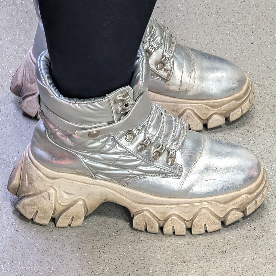 Уже весна, но всё равно ещё донашиваются интересные зимние модельки, которых уже нет в наличии | Сетка — социальная сеть от hh.ru