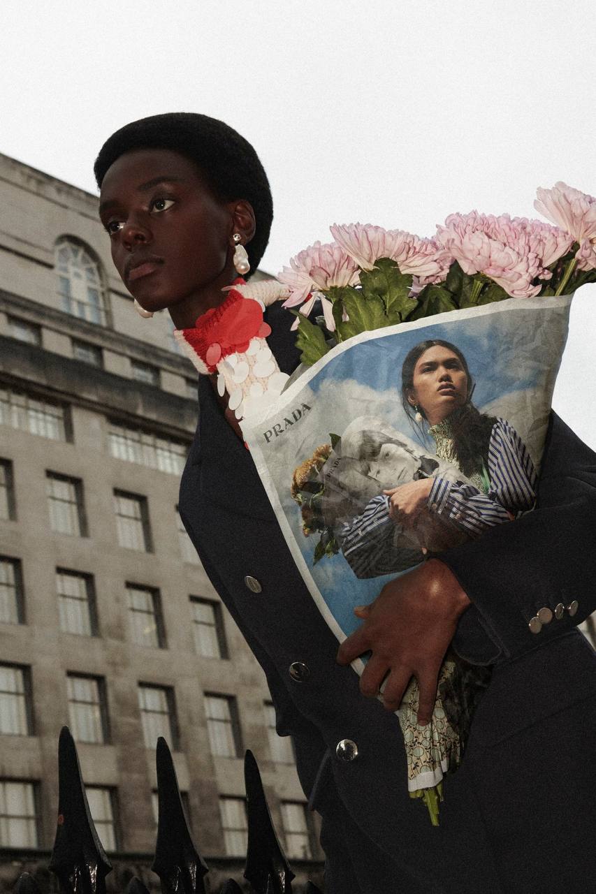 Насмотренность вошла в чат 
Если что, я без претензий, но некоторые вещи удивляют. 
В 2020 году Prada запустили спецпроект — упаковочную бумагу для цветов с принтами из кампании коллекции Resort | Сетка — социальная сеть от hh.ru