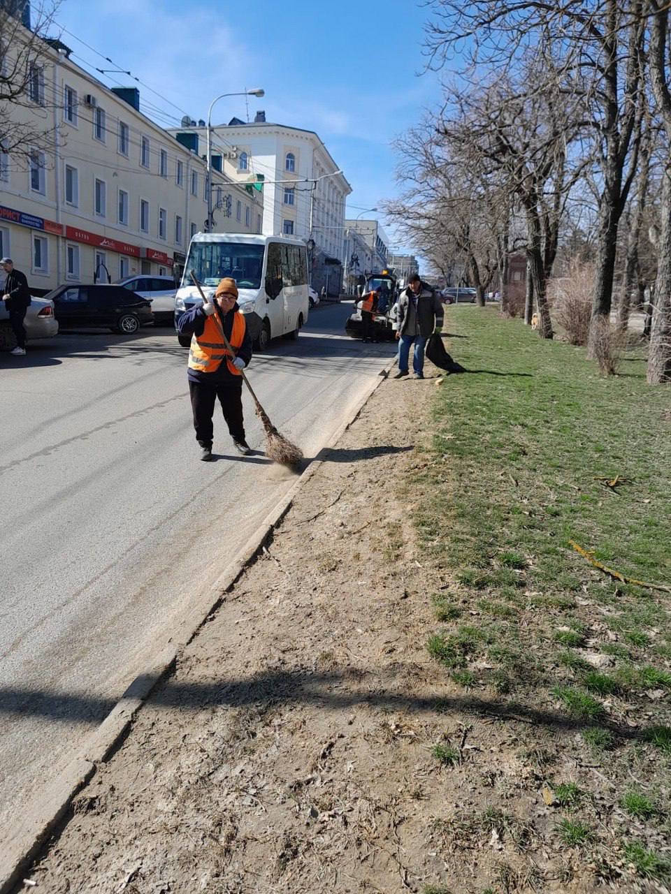 В Ставрополе начали уборку магистралей и ямочный ремонт
Коммунальные службы Ставрополя приступили к весенней уборке городских магистралей и ямочному ремонту дорог | Сетка — социальная сеть от hh.ru