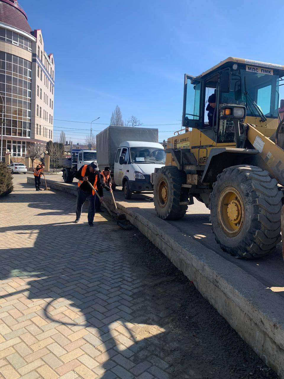 В Ставрополе начали уборку магистралей и ямочный ремонт
Коммунальные службы Ставрополя приступили к весенней уборке городских магистралей и ямочному ремонту дорог | Сетка — социальная сеть от hh.ru