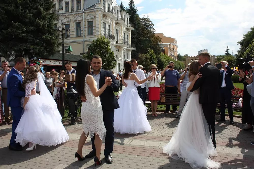 💒157 браков заключили туристы в Кисловодске в прошлом году
Благодаря взаимодействию отдела ЗАГС с санаториями курорта всего 314 граждан из разных городов России смогли узаконить свои отношения в Кисло... | Сетка — социальная сеть от hh.ru