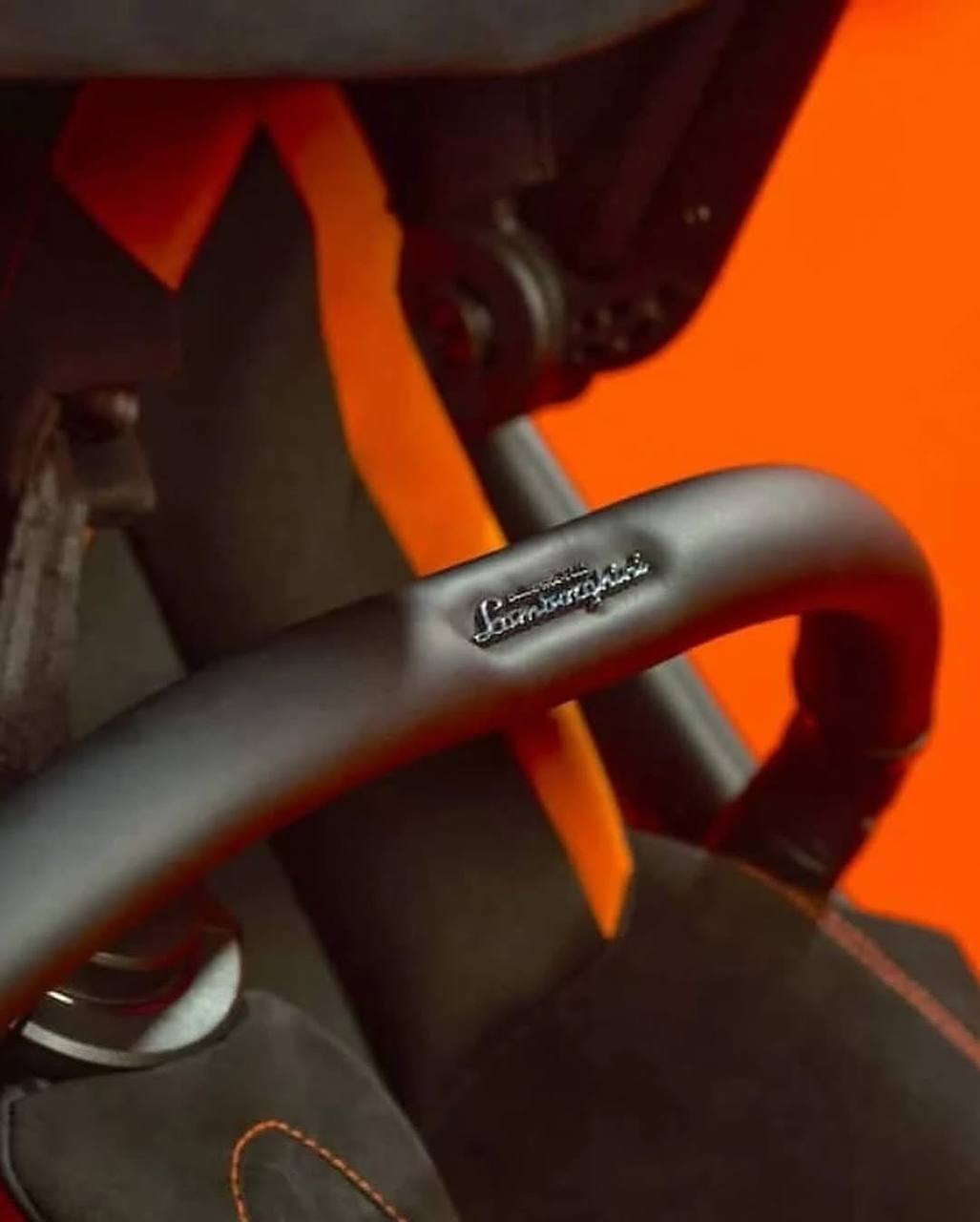 #Артем С детства на Ламбе.
Lamborghini выкатили супер коляску для малышей. Сделали это в коллабе с британским брендом Silver Cross.
Цена одной тачки коляски – $5 165 (почти 450к руб.) | Сетка — социальная сеть от hh.ru
