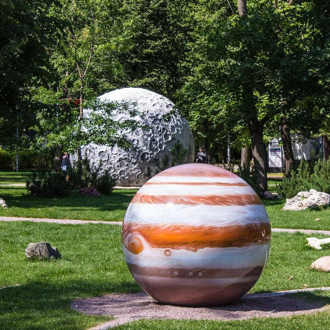 Сад астрономов в Сокольниках🌏
В саду расположены макеты планет Солнечной системы вместе с их орбитами, арт-объект «Луна», беседка для отдыха «Орбитальная платформа» и обсерватория, построенная в 1962 ... | Сетка — социальная сеть от hh.ru