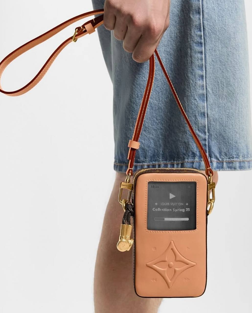 💸 Сумки в виде iPod и кассетного проигрывателя — Louis Vuitton.
Предметы войдут в новую коллекцию S/S 2025. | Сетка — социальная сеть от hh.ru