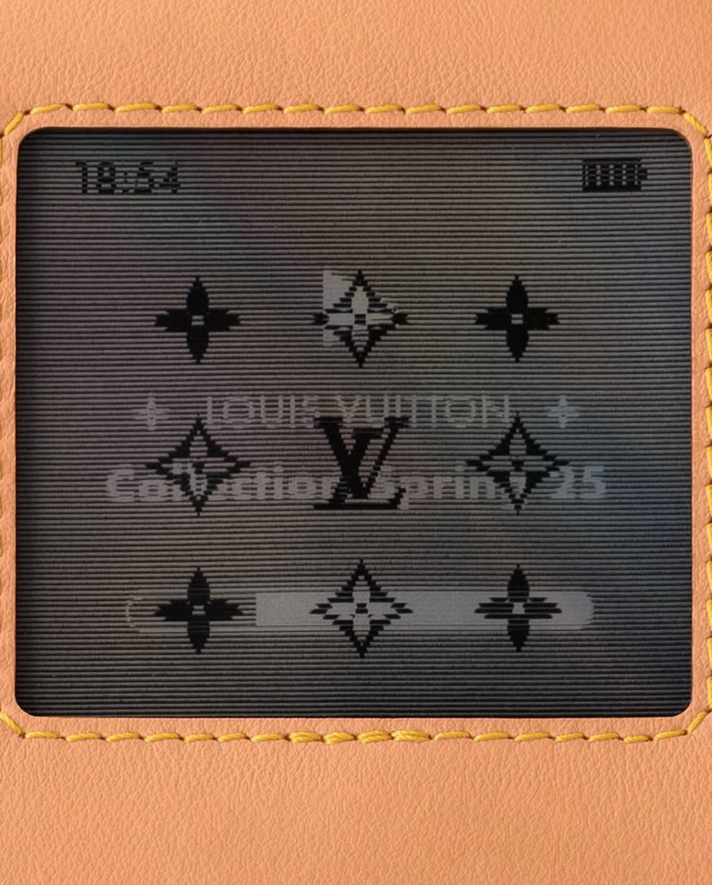 💸 Сумки в виде iPod и кассетного проигрывателя — Louis Vuitton.
Предметы войдут в новую коллекцию S/S 2025. | Сетка — социальная сеть от hh.ru