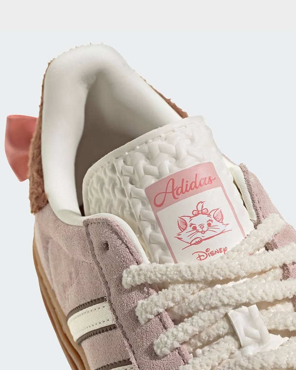 Adidas заколлабился с легендарными Диснеевским мультиком «Коты-аристократы» и уже этой весной выпускает кроссовки с «Мари». Цена вопроса — 120 долларов (около 10 770 ₽) | Сетка — социальная сеть от hh.ru
