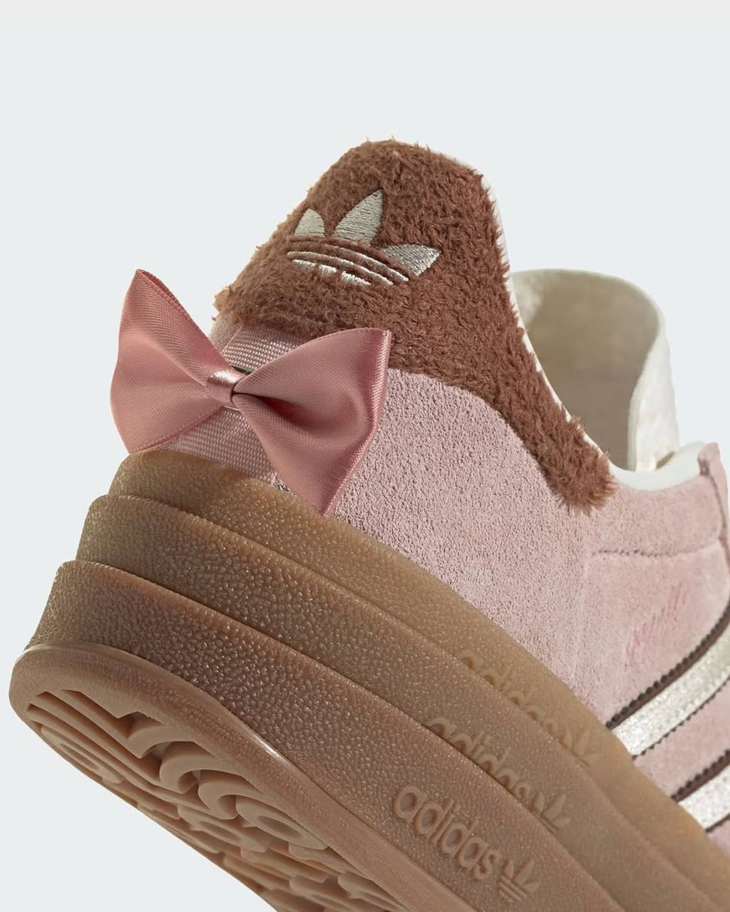 Adidas заколлабился с легендарными Диснеевским мультиком «Коты-аристократы» и уже этой весной выпускает кроссовки с «Мари». Цена вопроса — 120 долларов (около 10 770 ₽) | Сетка — социальная сеть от hh.ru