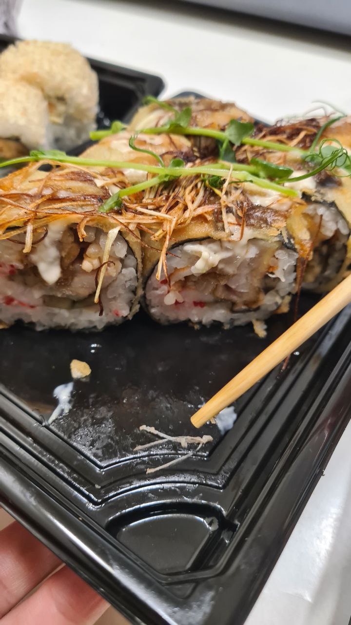 Я никогда не писал негативных отзывов и не требовал заменять блюда в ресторанах. Многие говорят, что зря
На прошлой неделе мы заказали доставку роллов в нашем любимом, но недешевом ресторане у дома | Сетка — социальная сеть от hh.ru