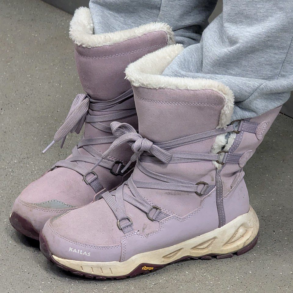 Где-то ещё зима... Симпотные
Написано Kailas, но меня терзают смутные сомнения т.к обувь от этого бренда более специализированная.. | Сетка — социальная сеть от hh.ru