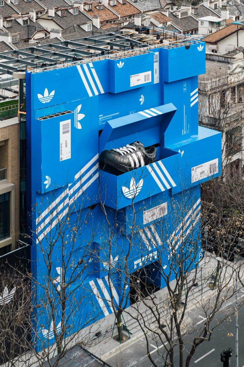 Классная инсталляция от adidas в Шанхае. Они превратили здание на Yongyuan Road в кучу коробок из-под кроссовок. Таким образом они решили рассказать о своих легендарных Superstar | Сетка — социальная сеть от hh.ru