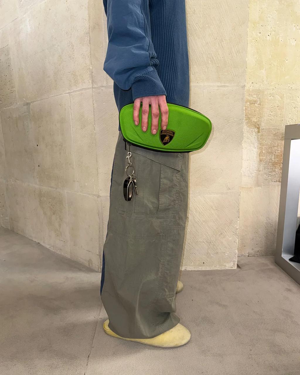 Подходящий лук для прогулок с коляской Lamborghini. Balenciaga тоже объединилась с этим производителем люксовых автомобилей | Сетка — социальная сеть от hh.ru