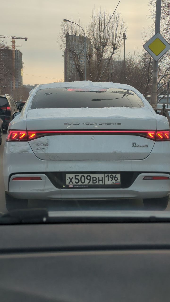 Когда с утра даже машина спереди заряжает тебя мотивацией. 🔥 | Сетка — социальная сеть от hh.ru