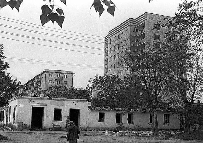 Угол улиц Лермонтова и Ломоносова в середине 1970-ых годов
📷 oldstavhistory
@stavropolyevibe | Сетка — социальная сеть от hh.ru