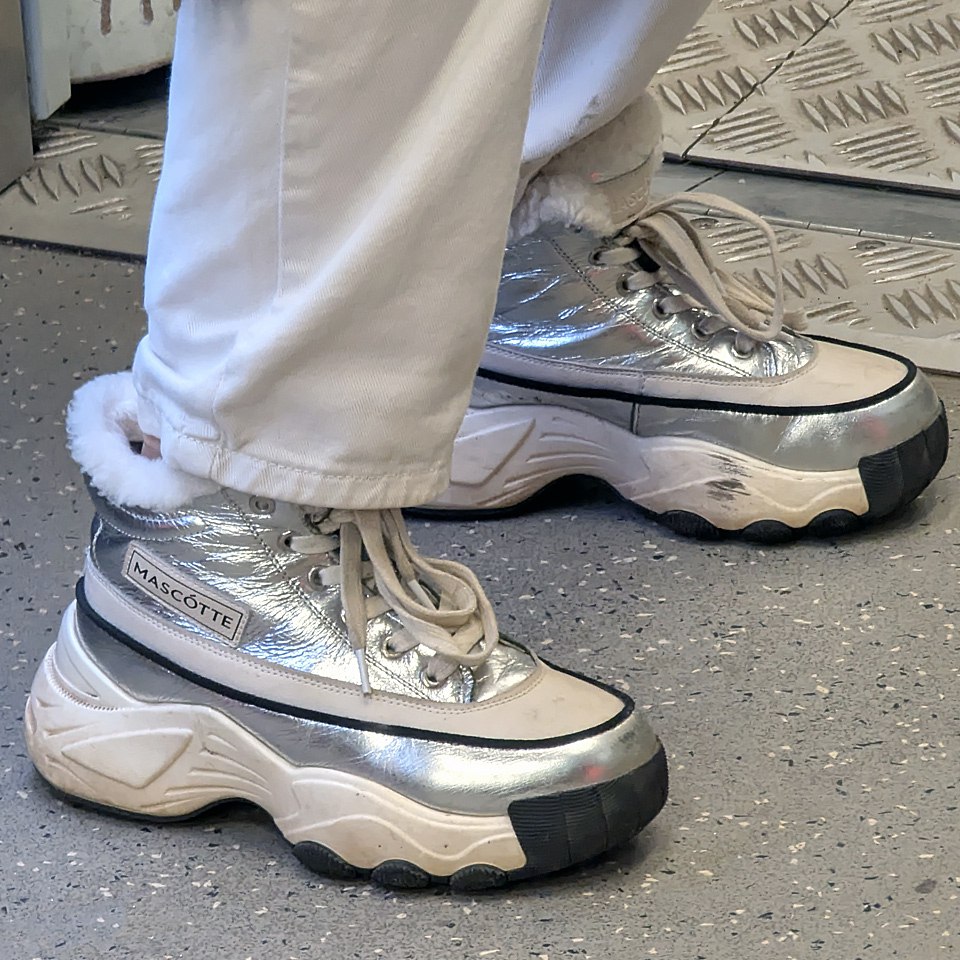 Продолжаем неделю серебристой зимней обуви
Возможно к след зиме будут по этой же ссылке
🪙Цена#1
И о погоде ☁️
Сегодня в Москве пасмурно, небольшой дождь
Утром +8 ☁️
Днём +10 🌨
Вечером +8 🌨
#обувь #мар... | Сетка — социальная сеть от hh.ru