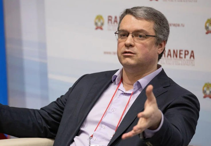 На фото на очередном выступлении застукан Михаил Малышев, мой бывший коллега по Microsoft, энтузиаст и практик ИИ, автор канала Технозаметки Малышева | Сетка — социальная сеть от hh.ru