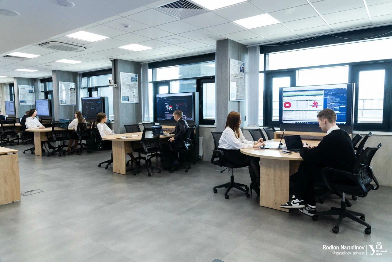 🫡 Киберполигон на Урале
В Екатеринбурге в кампусе УрФУ открыли киберполигон для отработки сценариев кибератак. Это окружной учебно-научный центр информационной безопасности | Сетка — социальная сеть от hh.ru