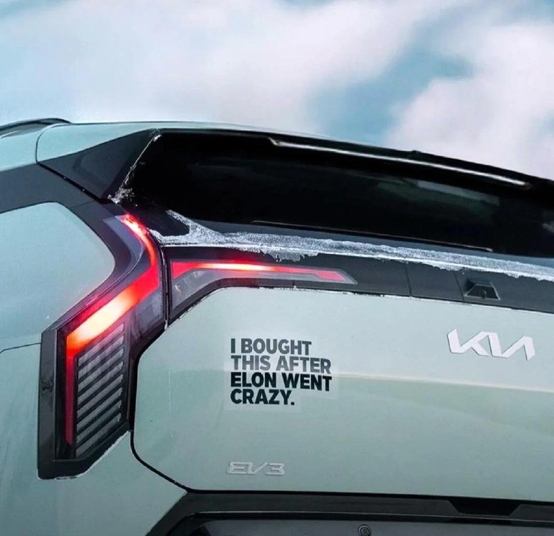 Довольно забавный случай с KIA Норвегия. Их сммщик опубликовал пост с фото KIA EV3. На этом электрокаре наклеен стикер «Я купил это после того, как Илон сошел с ума» | Сетка — социальная сеть от hh.ru