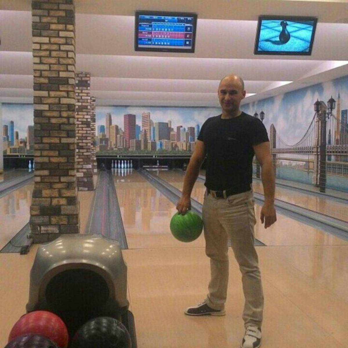 Виктор Полтараков