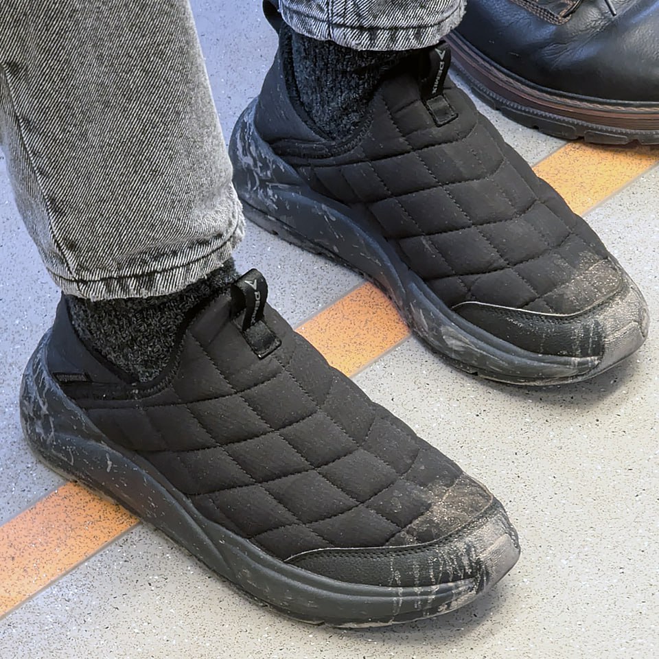 Мужские кроссовки-дутики от Demix. Внешне хороши и уверен, что невесомые. Но есть момент... В отличие от кожи, такой материал в дождливо-снежную погоду сразу цепляет на себя всё что можно | Сетка — социальная сеть от hh.ru