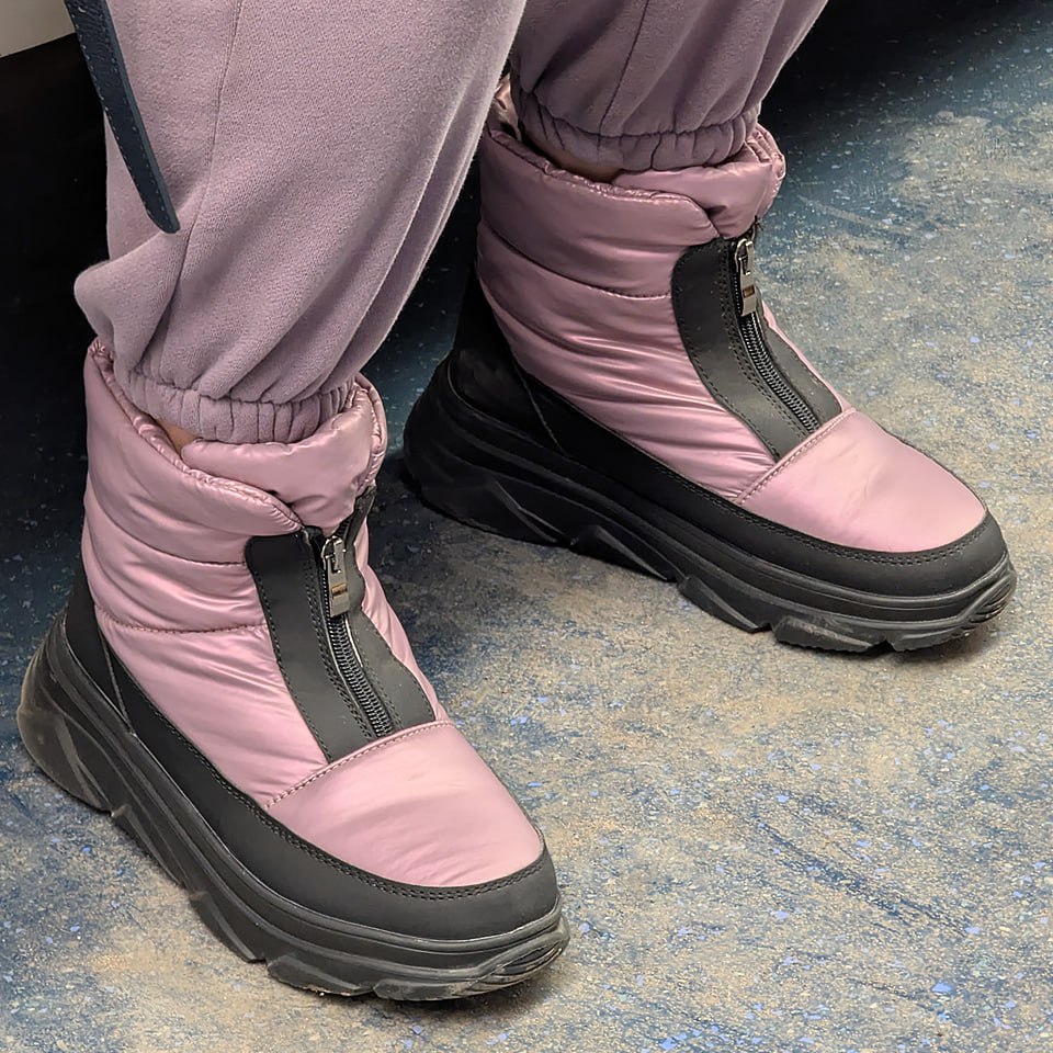 Розовое настроение
И о погоде ☁️
Сегодня в Москве пасмурно
Утром +5 ☁️
Днём +11 ☁️
Вечером +9 🌨
#обувь #март #2025г #ногимосковскогометро #NMMetro #метро #москва #розовый #дутики | Сетка — социальная сеть от hh.ru