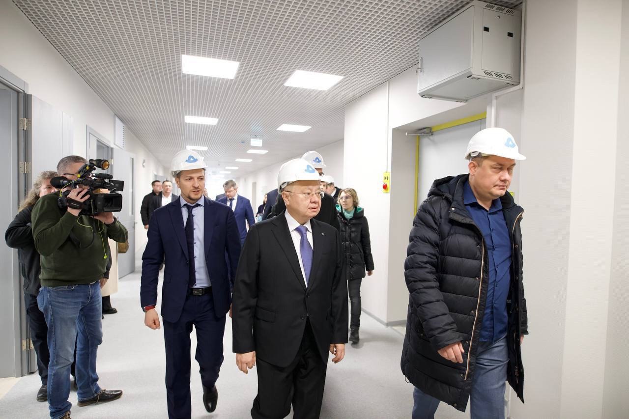 Министр строительства и ЖКХ РФ Ирек Файзуллин в рамках рабочего визита в Самару ознакомился с ходом строительства школы на 200 человек
Совместно с Министром объект посетили первый заместитель председа... | Сетка — социальная сеть от hh.ru