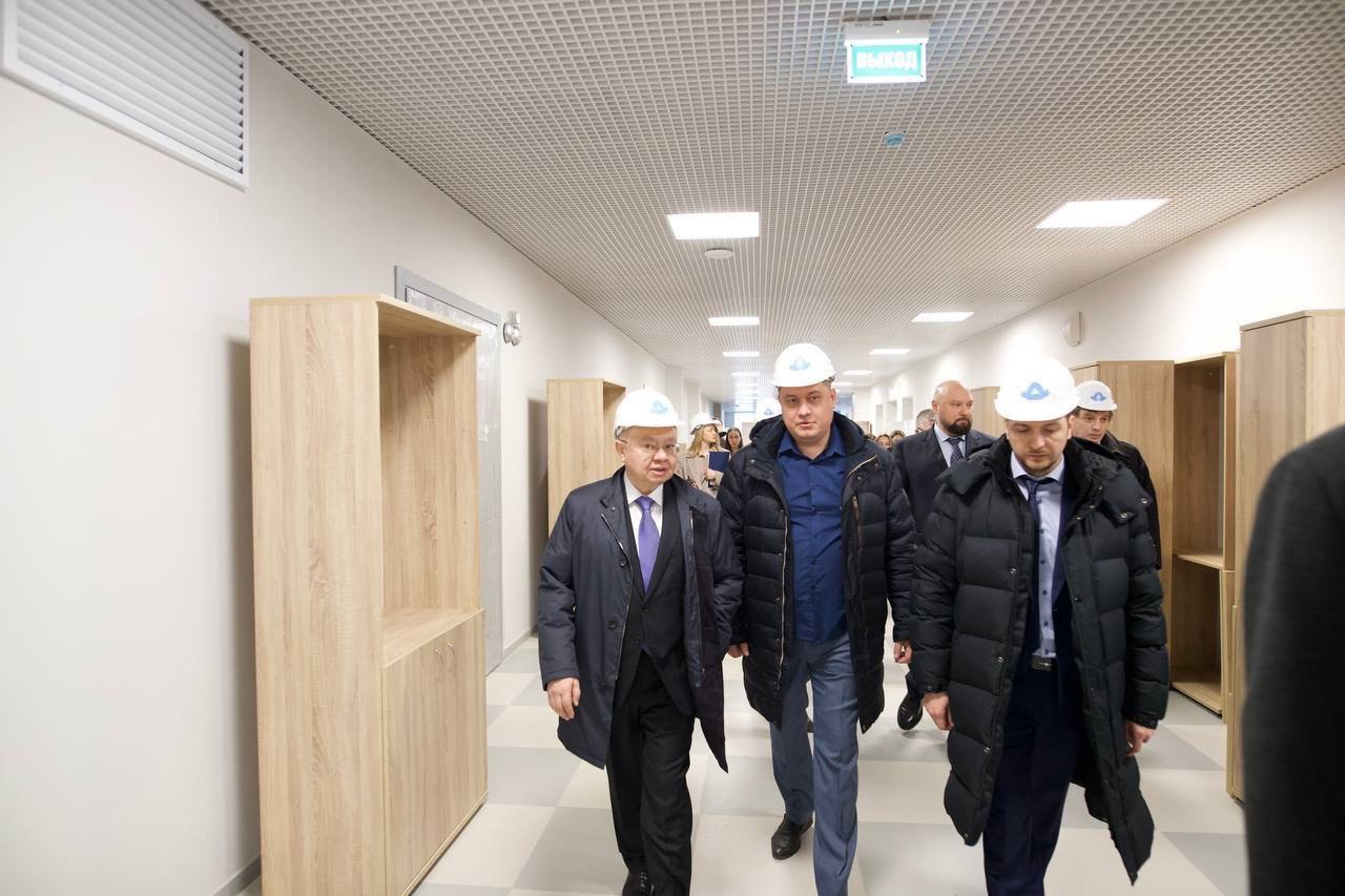 Министр строительства и ЖКХ РФ Ирек Файзуллин в рамках рабочего визита в Самару ознакомился с ходом строительства школы на 200 человек
Совместно с Министром объект посетили первый заместитель председа... | Сетка — социальная сеть от hh.ru