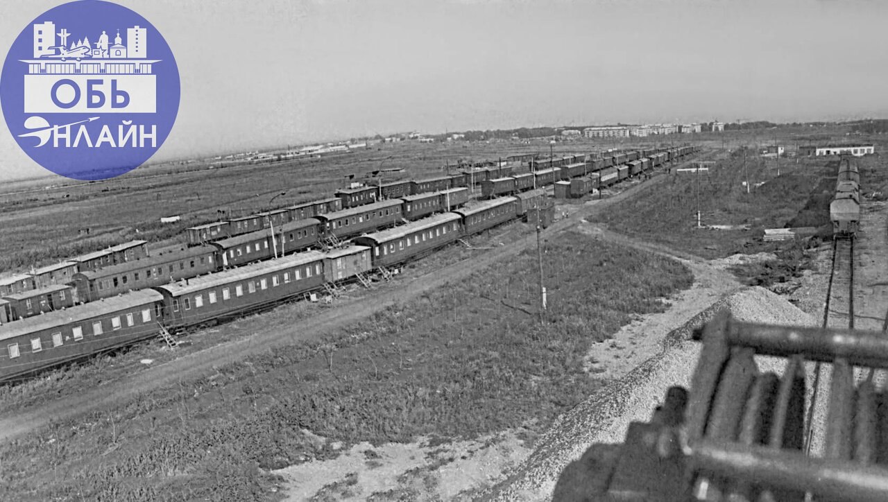 ↗ История: жилые и служебные вагоны ОПМС-19, 1974 год.
Справа за кадром о.п. Аэрофлот, вдалеке видны жилые дома города Обь и самолёты в Толмачёво | Сетка — социальная сеть от hh.ru