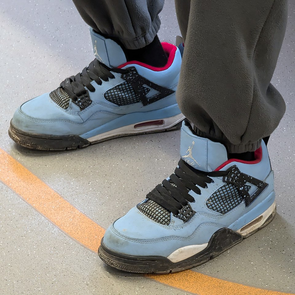 Частенько попадаются в метро.
И это — Travis Scott Cactus Jack x Air Jordan 4 (очередной коллаб)
Когда рэп и баскетбольное наследие сливаются в одном силуэте, рождается легенда | Сетка — социальная сеть от hh.ru
