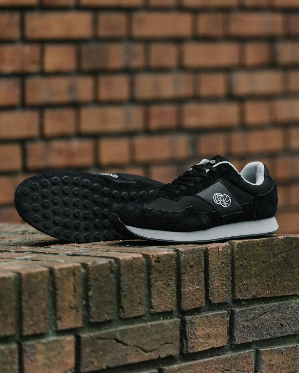 👟 Новая модель от бренда Два Мяча!
Первые кроссовки с беговым ретро силуэтом в ассортименте Два Мяча. Модель вдохновлена прошлым, но создана для современного ритма города | Сетка — социальная сеть от hh.ru