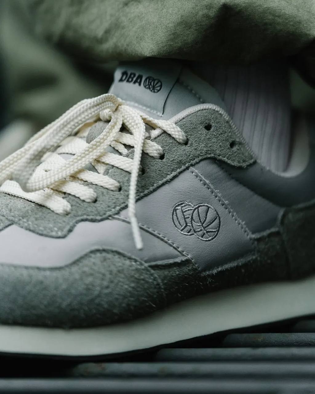 👟 Новая модель от бренда Два Мяча!
Первые кроссовки с беговым ретро силуэтом в ассортименте Два Мяча. Модель вдохновлена прошлым, но создана для современного ритма города | Сетка — социальная сеть от hh.ru