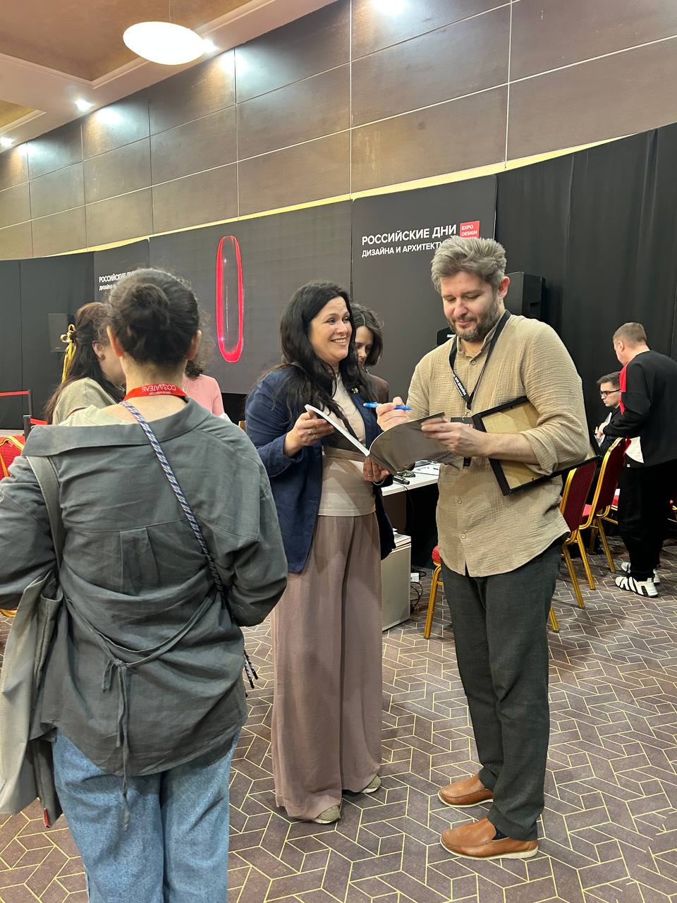 Обратная связь ростовской публики не заставила себя долго ждать. 
#российскиеднидизайна #ростовнадону #ВадимКостырин #wajournal | Сетка — социальная сеть от hh.ru