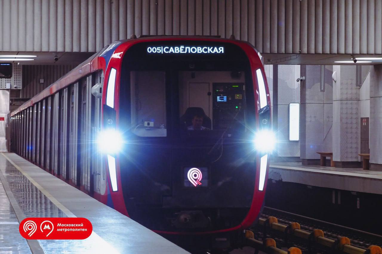 🚊Беспилотный поезд начнет курсировать по ночам в московском метро
Поезд начнёт ходить по Большой кольцевой линии в тестовом режиме — без пассажиров и под контролем машиниста.
📲Подпишитесь на Вдвижении | Сетка — социальная сеть от hh.ru