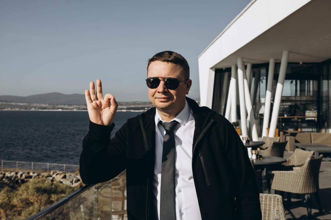Сегодня — 42.
Интересный был год. Сложный, яркий, движовый. За этот год случился один из самых длинных и непростых переездов в моей жизни — очень важный, нужный и своевременный | Сетка — социальная сеть от hh.ru