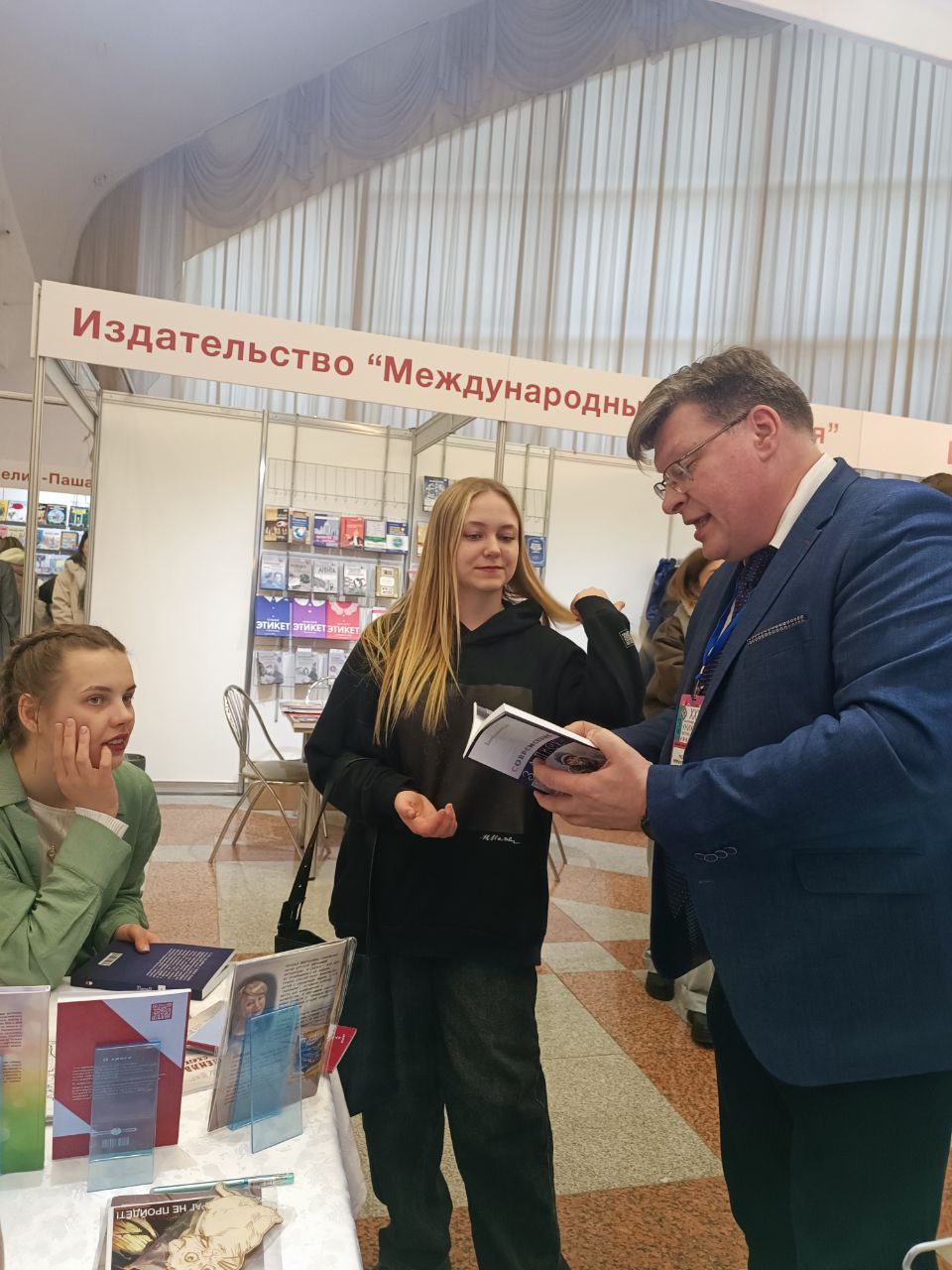 Стенд РЛЦ на ярмарке в Минске сегодня посетил Алексей Лызин, покупателям прочитал свои стихи и по желанию оставил автографы купившим книги, день прошёл удачно и плодотворно, завтра выставка закрываетс... | Сетка — социальная сеть от hh.ru