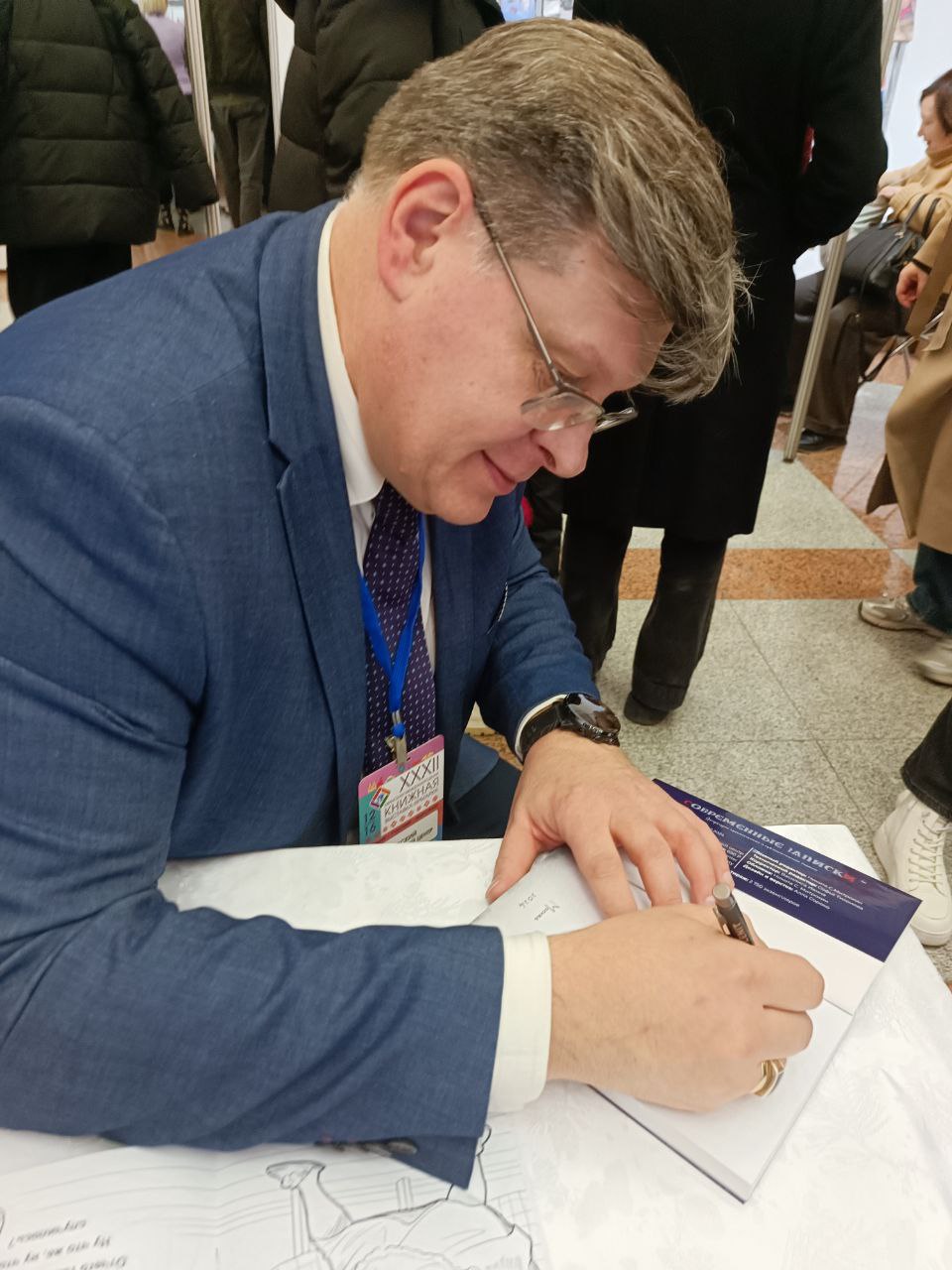 Стенд РЛЦ на ярмарке в Минске сегодня посетил Алексей Лызин, покупателям прочитал свои стихи и по желанию оставил автографы купившим книги, день прошёл удачно и плодотворно, завтра выставка закрываетс... | Сетка — социальная сеть от hh.ru