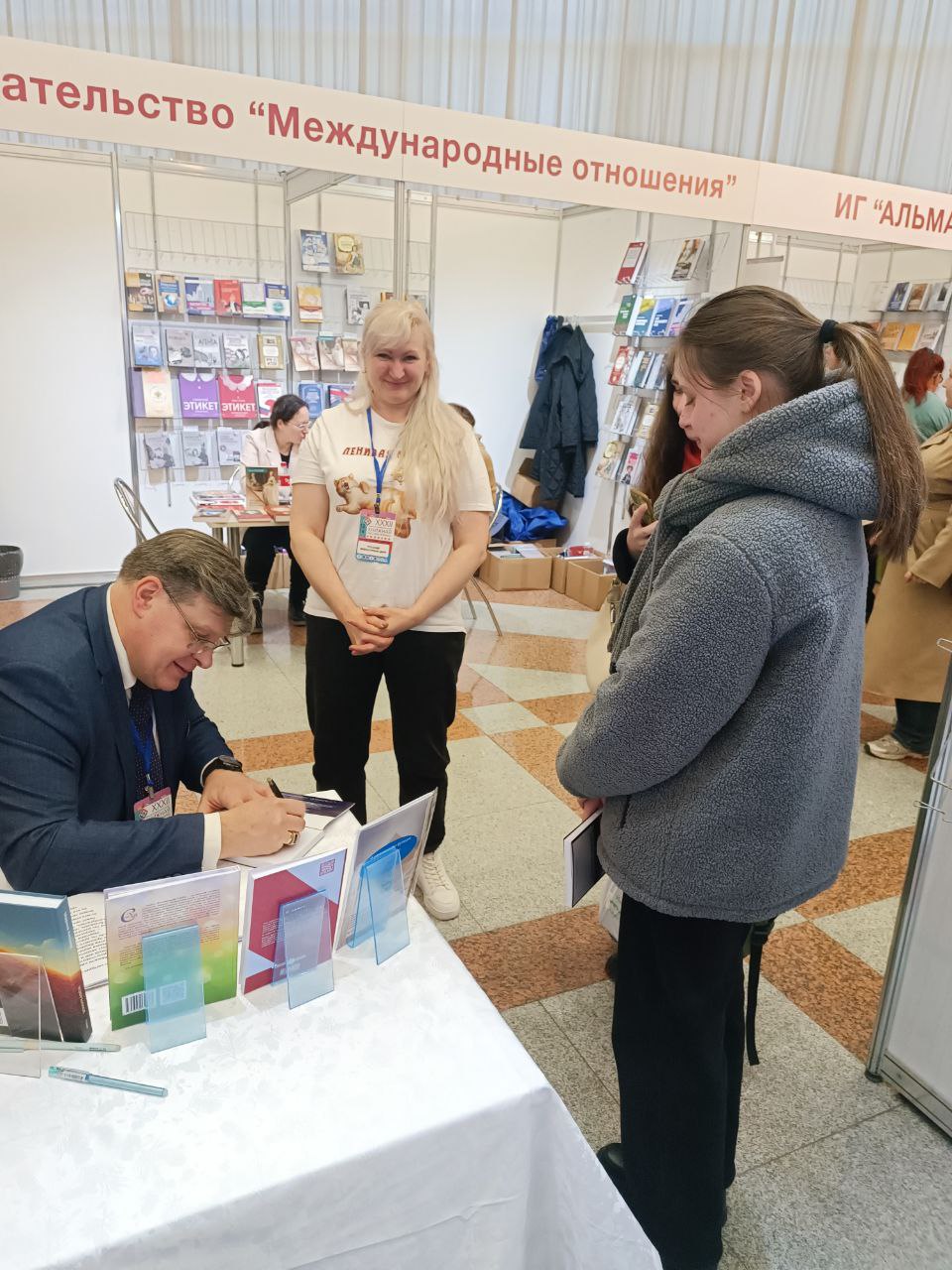 Стенд РЛЦ на ярмарке в Минске сегодня посетил Алексей Лызин, покупателям прочитал свои стихи и по желанию оставил автографы купившим книги, день прошёл удачно и плодотворно, завтра выставка закрываетс... | Сетка — социальная сеть от hh.ru