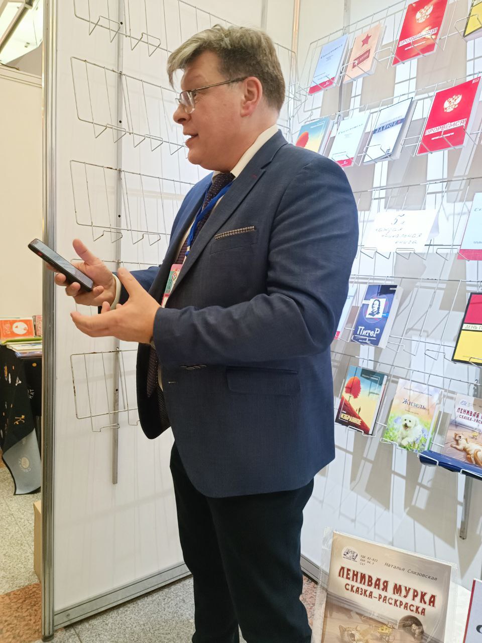 Стенд РЛЦ на ярмарке в Минске сегодня посетил Алексей Лызин, покупателям прочитал свои стихи и по желанию оставил автографы купившим книги, день прошёл удачно и плодотворно, завтра выставка закрываетс... | Сетка — социальная сеть от hh.ru