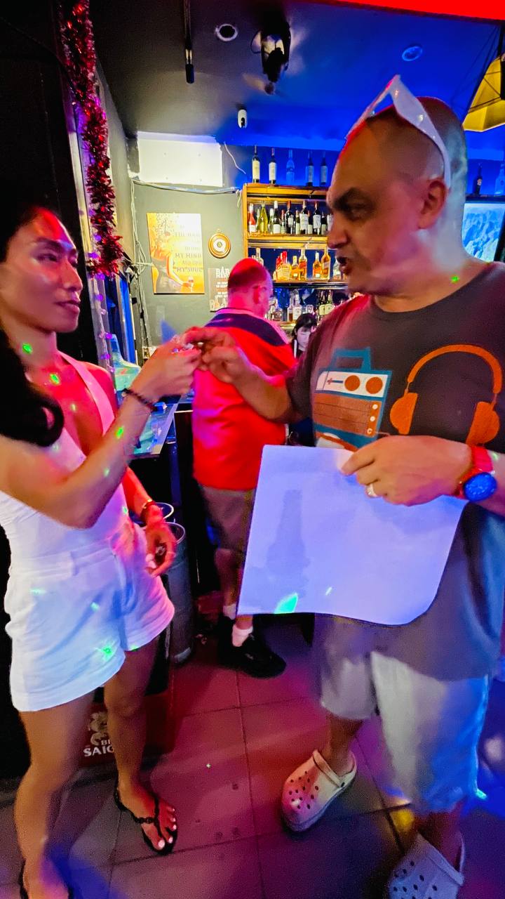 Прокрастинация. Не получается. Клиенты не приходят. Успех не случается. 
Город Дананг, вчера. 
Подходит ко мне на пляже мужичок. Сует флаер, говорит, «друг, мы сегодня будем играть ска в баре у Тома | Сетка — социальная сеть от hh.ru