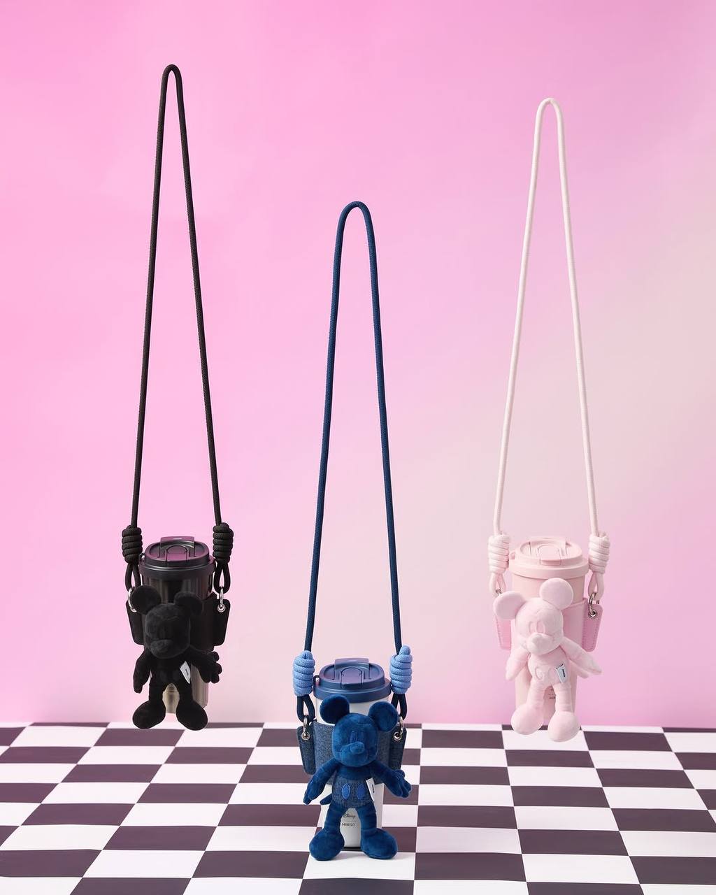 Вау, Miniso анонсировал кап-холдеры (держатели для кофейных стаканчиков) с Микки Маусами — розовый, черный и синий. А также 5 видов обвесов на сумки в виде того же Микки | Сетка — социальная сеть от hh.ru