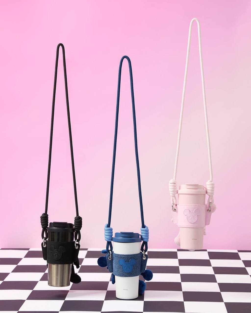 Вау, Miniso анонсировал кап-холдеры (держатели для кофейных стаканчиков) с Микки Маусами — розовый, черный и синий. А также 5 видов обвесов на сумки в виде того же Микки | Сетка — социальная сеть от hh.ru