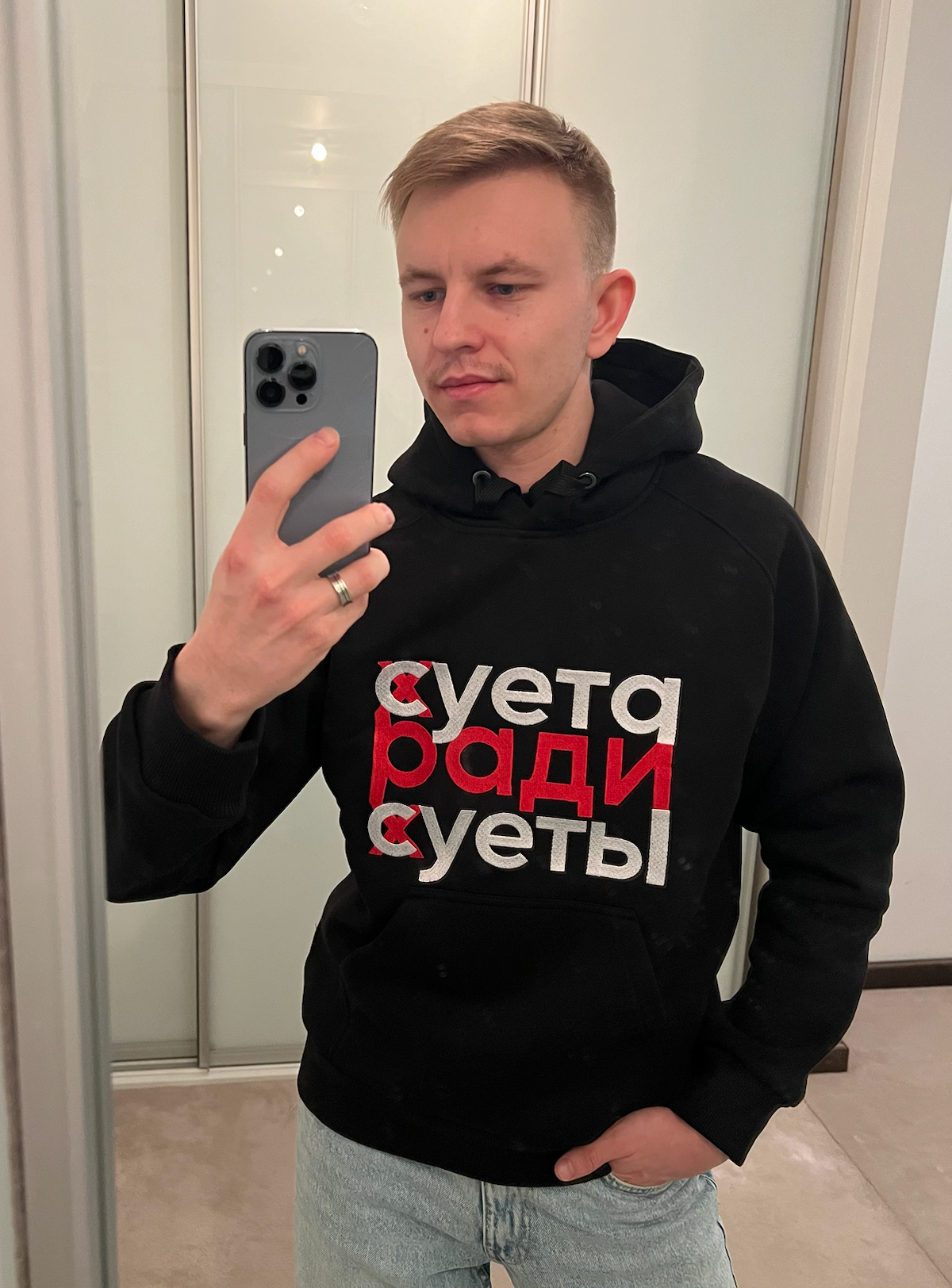 Нашел идеальный мерч под выход в офис. Завтра поеду разнашивать.
#мерч | Сетка — социальная сеть от hh.ru