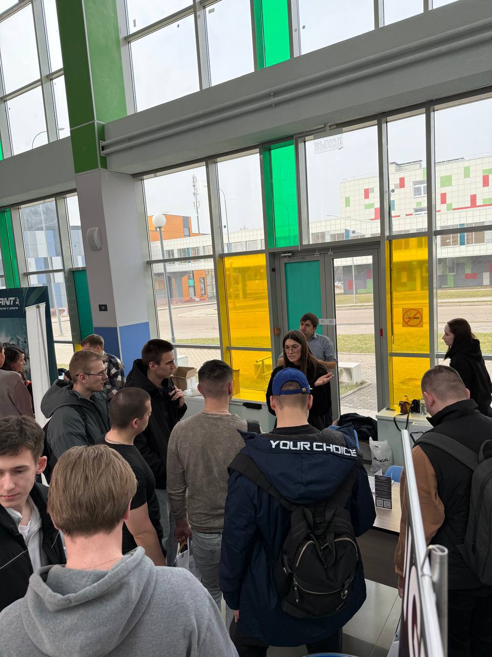 🎓 Молодым — везде у нас дорога
На прошлой неделе сотрудники завода HAVAL побывали на ярмарке вакансий в КФ МГТУ им. Н.Э. Баумана | Сетка — социальная сеть от hh.ru