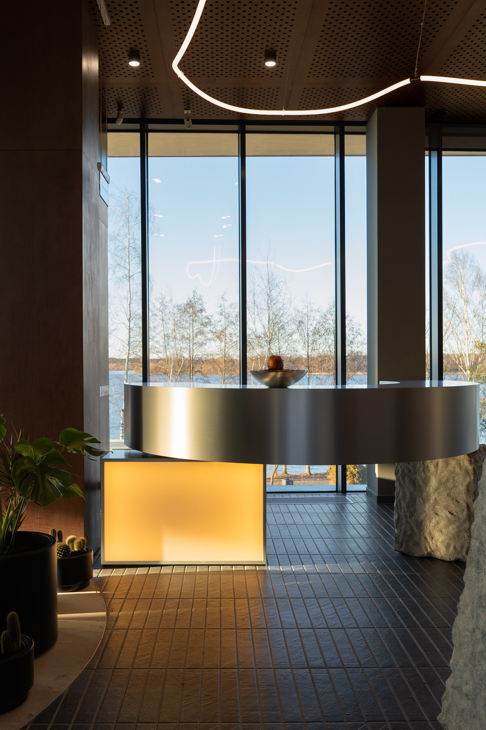 Банковский офис с панорамными окнами и переговорными с прозрачными стенами по проекту бюро ZROBIM architects. Подробности читайте на сайте wajournal.ru по ссылке в шапке профиля | Сетка — социальная сеть от hh.ru