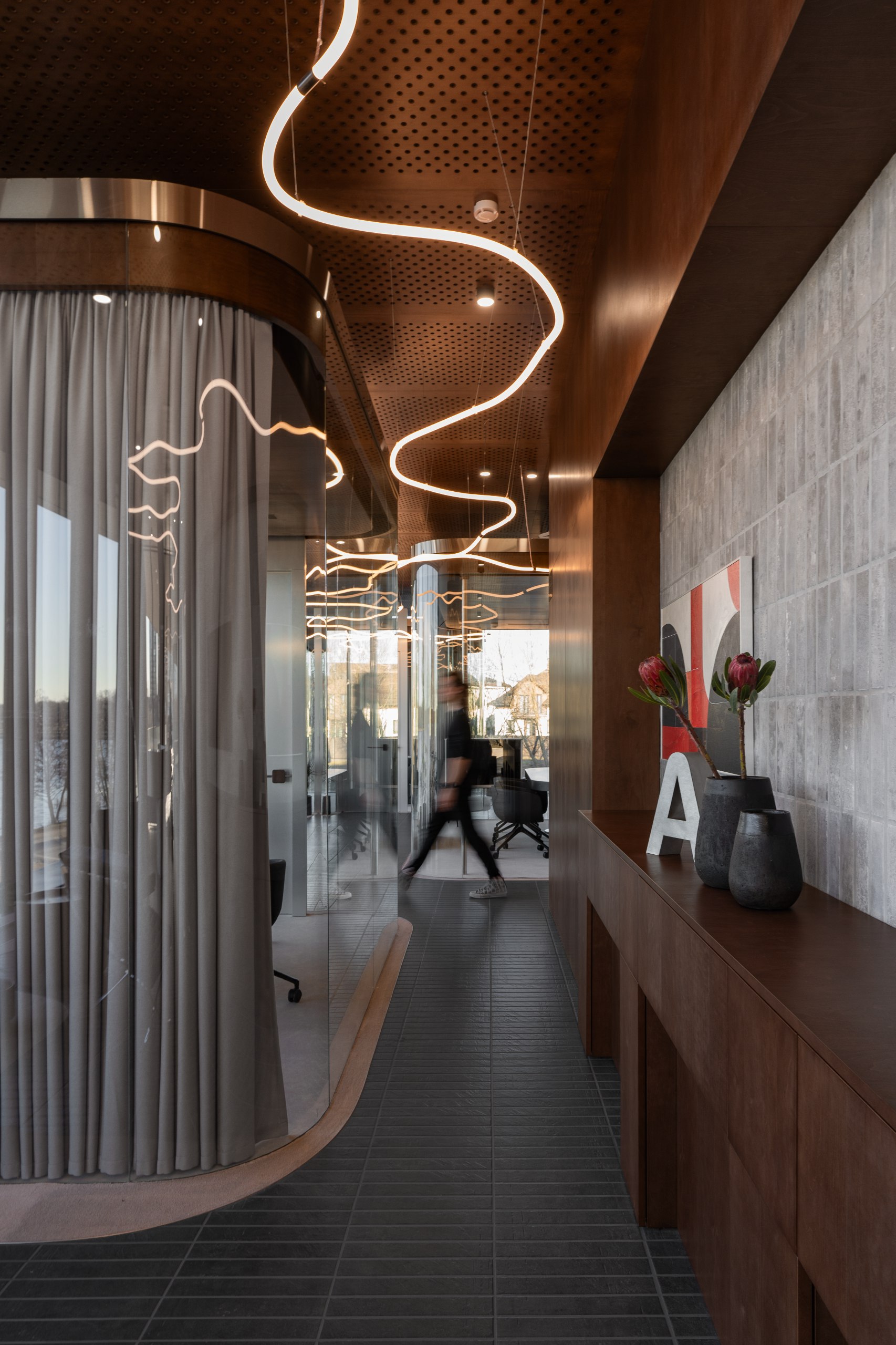 Банковский офис с панорамными окнами и переговорными с прозрачными стенами по проекту бюро ZROBIM architects. Подробности читайте на сайте wajournal.ru по ссылке в шапке профиля | Сетка — социальная сеть от hh.ru