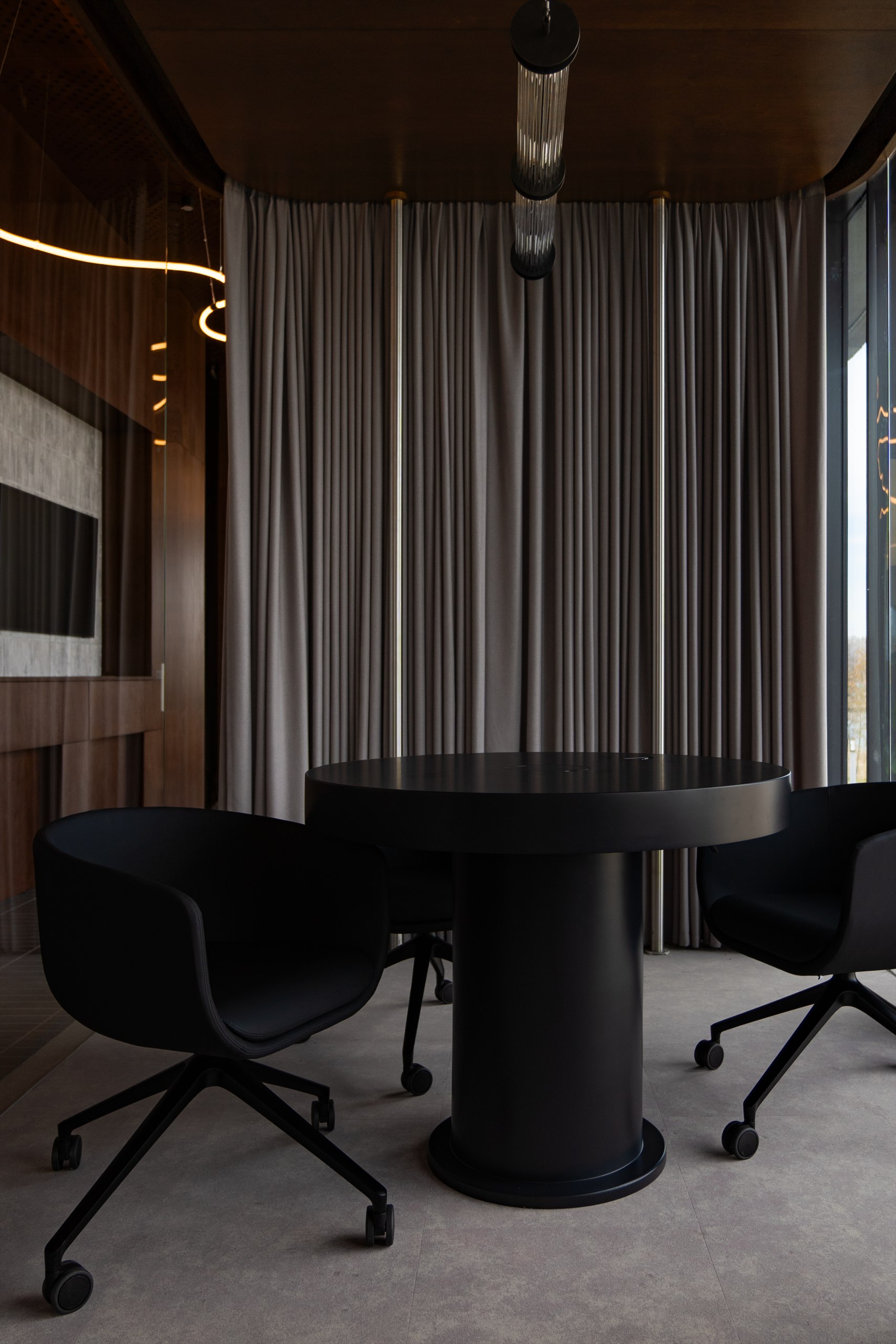 Банковский офис с панорамными окнами и переговорными с прозрачными стенами по проекту бюро ZROBIM architects. Подробности читайте на сайте wajournal.ru по ссылке в шапке профиля | Сетка — социальная сеть от hh.ru